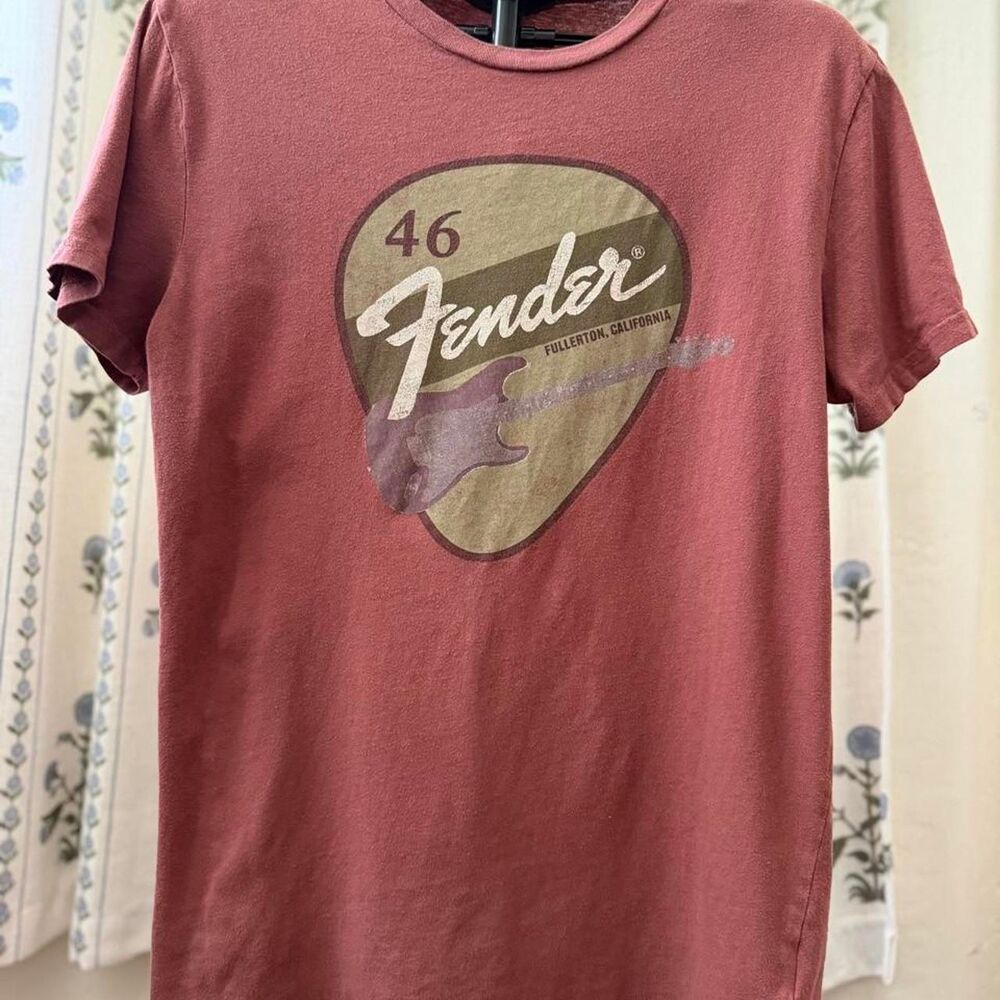 Fender Men's Pink and Burgundy T-shirt